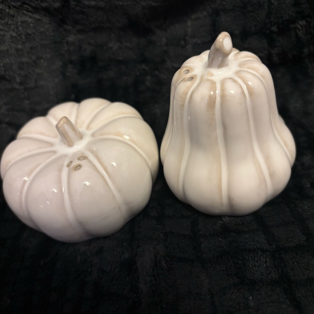 Pumpkin Salt & Pepper Shaker Set - Picture 2 of 8